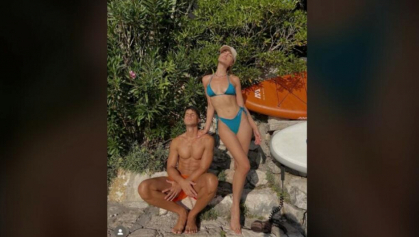MILICA PAVLOVIĆ ZAPALILA PRIMORJE Pevačica pozirala u provokativnom bikiniju, a društvo joj pravi ovaj poznati Crnogorac (FOTO)