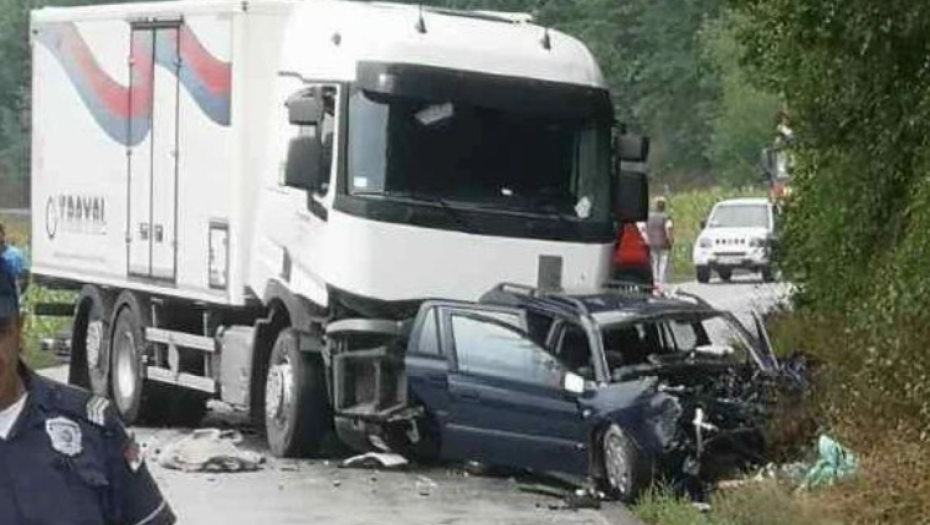 STRAVIČNA NESREĆA KOD BAJINE BAŠTE Kamion smrskao automobil, strahuje se da ima mrtvih!