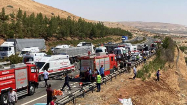 JEZIVA NESREĆA U TURSKOJ! U sudaru više vozila poginulo 16 ljudi, spasilačke ekipe na mestu nesreće