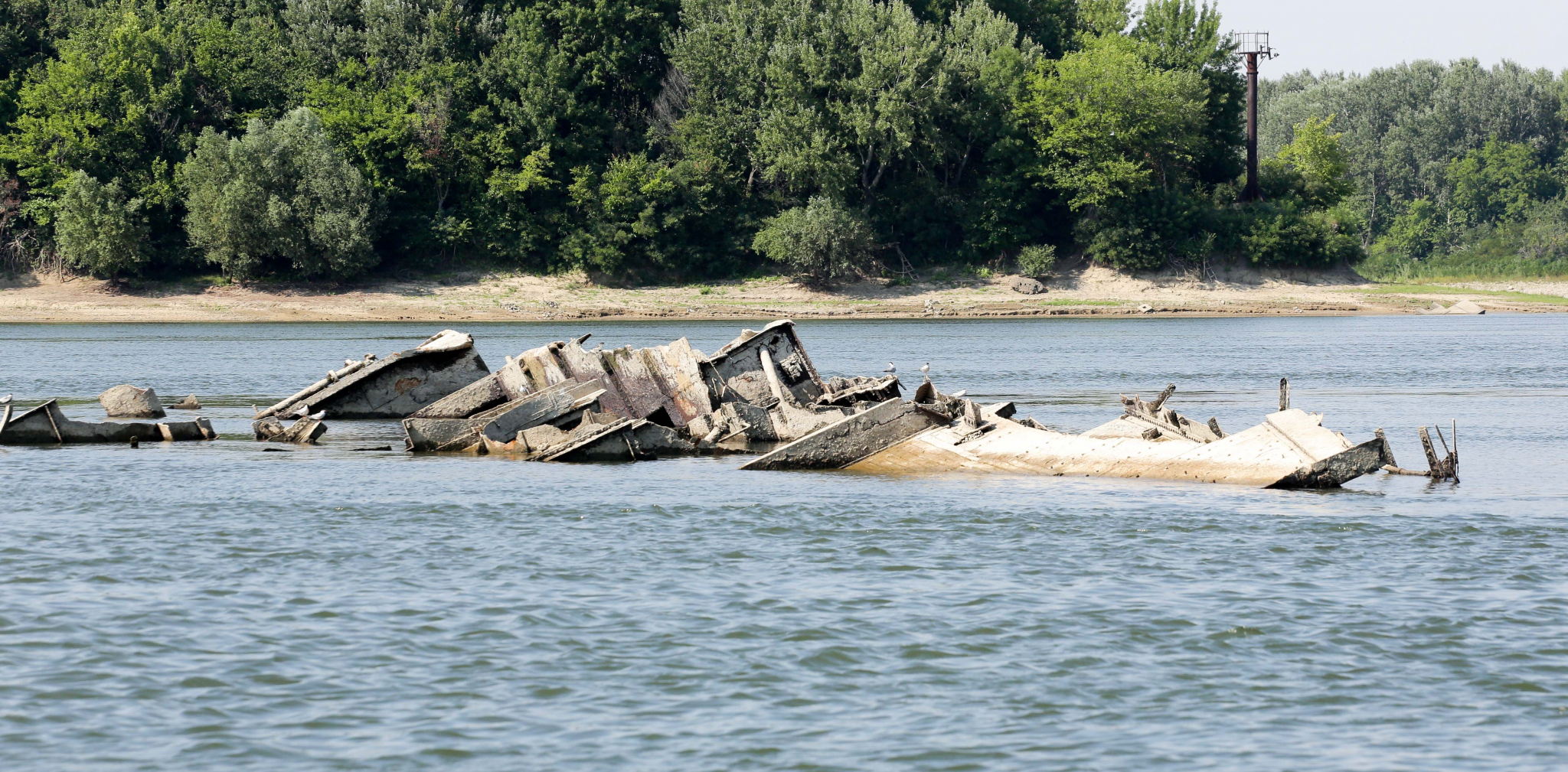 IZRONILA ZLOKOBNA UPOZORENJA PREDAKA! Nizak vodostaj reka širom Evrope otkrio mračne tajne iz prošlosti
