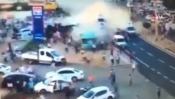 JEZIV SNIMAK STRAVIČNE NESREĆE U TURSKOJ Poginulo 16 ljudi, kamionu otkazale kočnice pa naleteo na pešake (VIDEO)