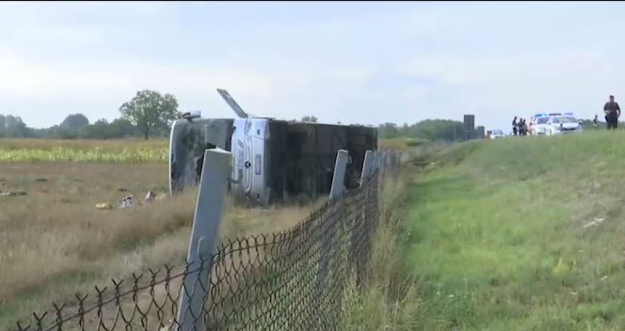 UHAPŠEN VOZAČ AUTOBUSA KOJI SE PREVRNUO KOD LESKOVCA Jeziva nesreća zadesila putnike koji su se vraćali iz Grčke