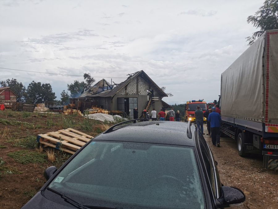 PLAMEN VISOK PET METARA Vatrena stihija progutala krov kuće u čačanskom selu (FOTO)