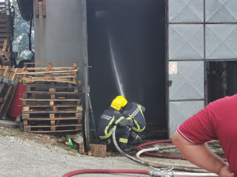 PLAMEN VISOK PET METARA Vatrena stihija progutala krov kuće u čačanskom selu (FOTO)