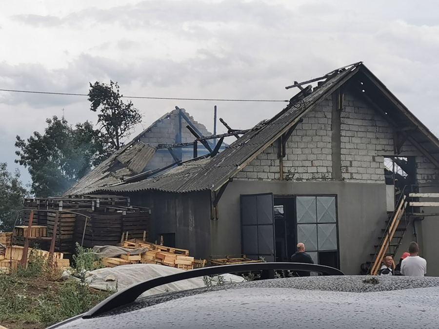 PLAMEN VISOK PET METARA Vatrena stihija progutala krov kuće u čačanskom selu (FOTO)