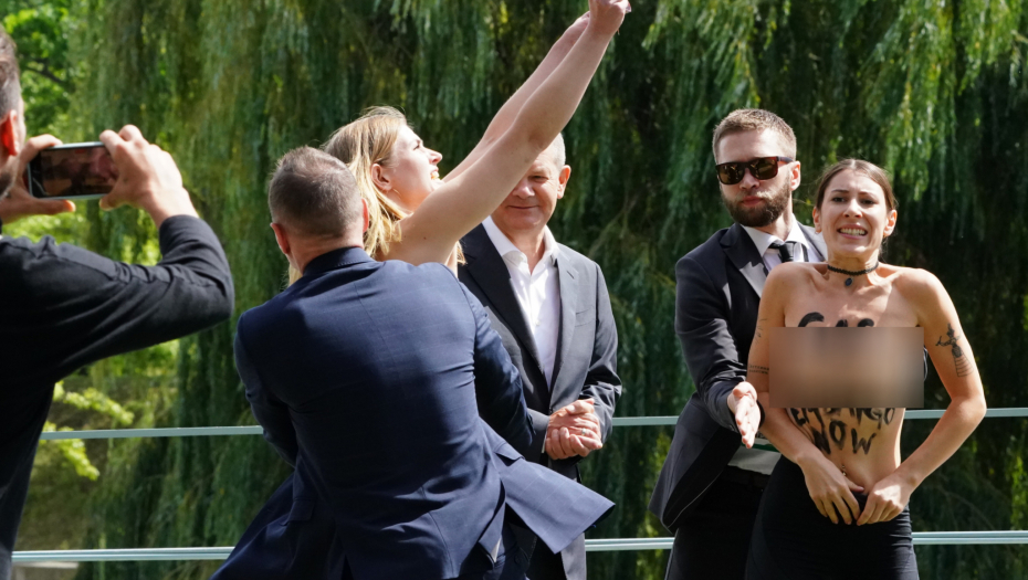 ŠOK SCENA ZA OLAFA ŠOLCA Golim grudima nasrnule na kancelara, tražile samo jedno (FOTO)