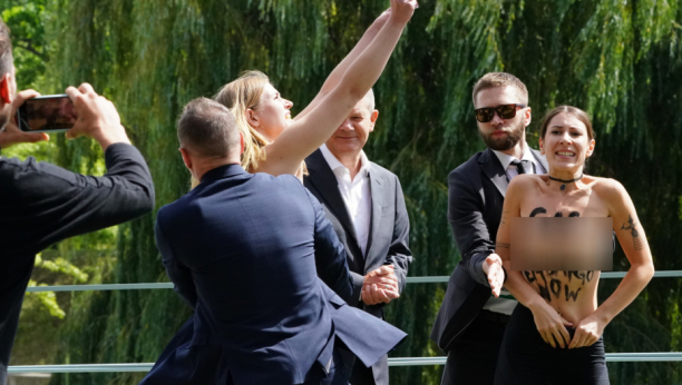 ŠOK SCENA ZA OLAFA ŠOLCA Golim grudima nasrnule na kancelara, tražile samo jedno (FOTO)