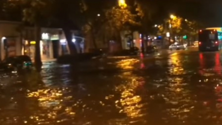 STRAVIČNO NEVREME PROTUTNJALO SRBIJOM Snimci potopa šire se društvenim mrežama, evo gde je bilo najkritičnije (VIDEO)