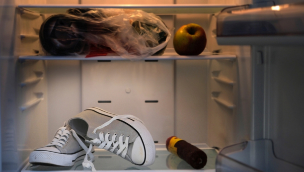 STAVITE CIPELE U ZAMRZIVAČ Ovaj briljantni trik će vas rešiti svih muka