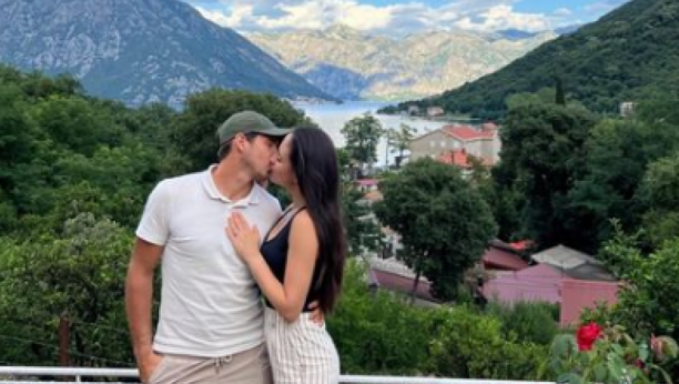 LAJOVIĆ STAJE NA LUDI KAMEN Srpski teniser zaprosio dugogodišnju devojku u Crnoj Gori (FOTO)