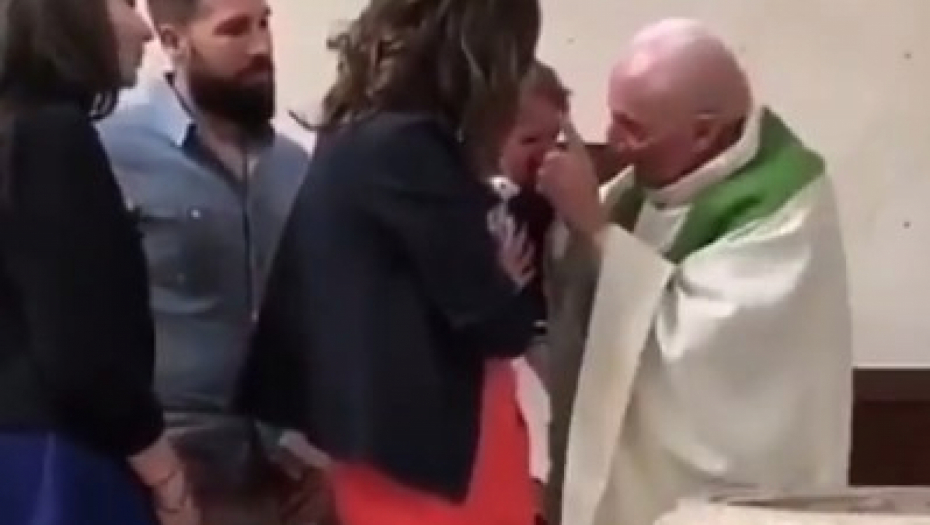 SKANDALOZAN SNIMAK KRŠTENJA ZGROZIO SVET Jezivo ponašanje sveštenika, a reakcija oca neshvatljiva