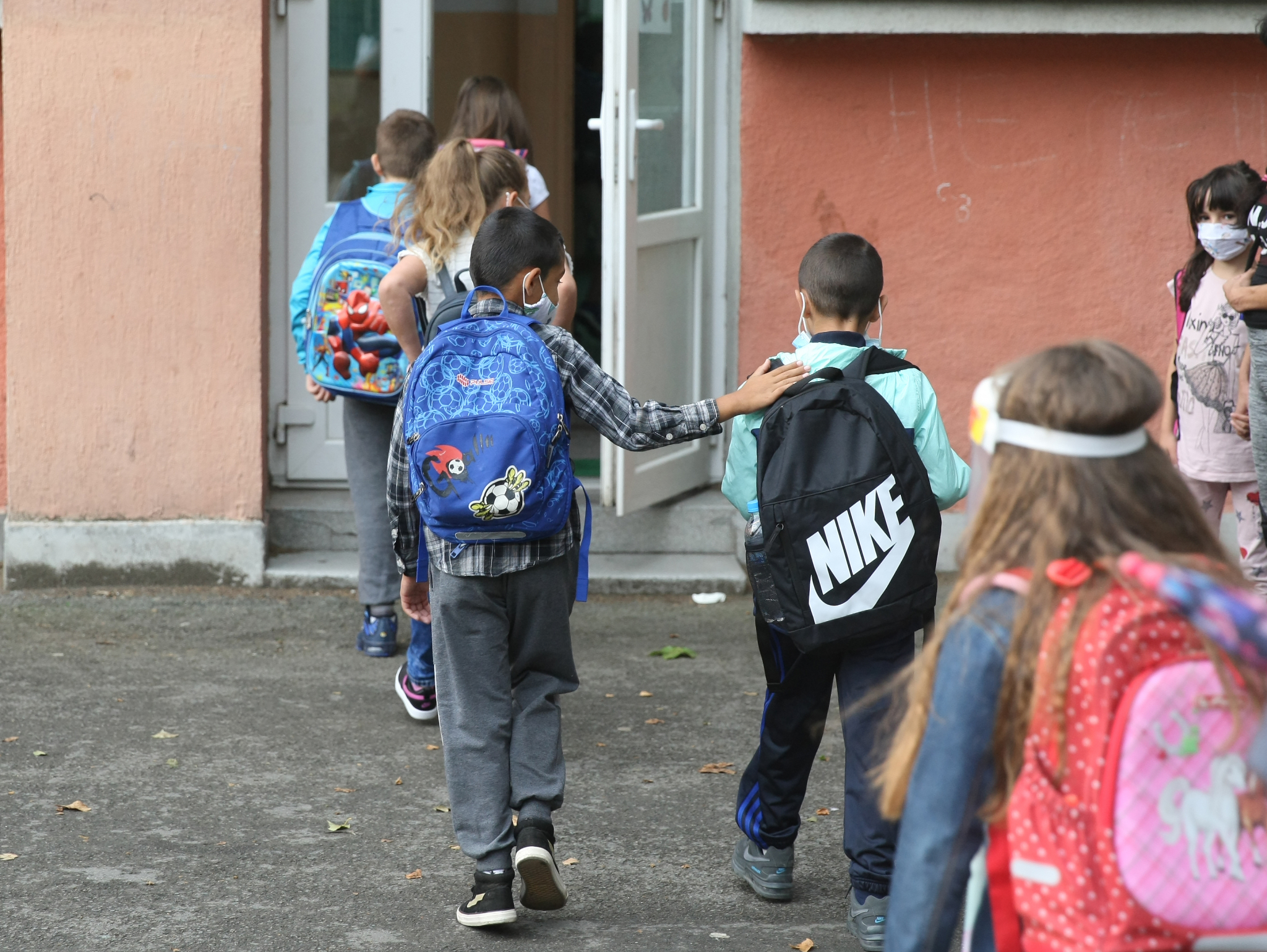 RODITELJI U PANICI Mame i tate se pred prvi septembar pitaju ko će im čuvati decu dok oni stignu sa posla