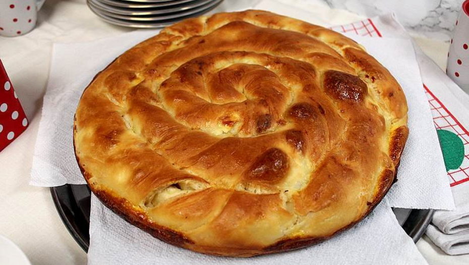 TRADICIONALNI SRPSKI SPECIJALITET Uvijena pogača punjena sirom, sočna i mekana