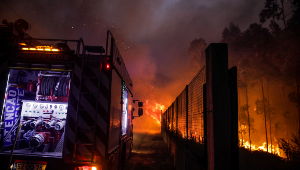 GORELA PORODIČNA KUĆA U ČURUGU Tri vatrogasna kamiona u borbi protiv vatrene stihije, požar napravio veliku materijalnu štetu