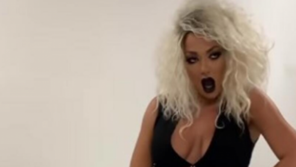 SANDRA REŠIĆ BEZ DONJEG VEŠA Pevačica zgrozila fanove, dodiruje intimne delove: Izgubila si kompas (FOTO)