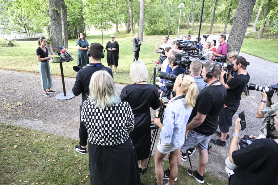 ORGIJE U KUĆI POHOTNE PREMIJERKE! Isplivale slike sa privatne žurke, gole grudi i poljupci! (FOTO)