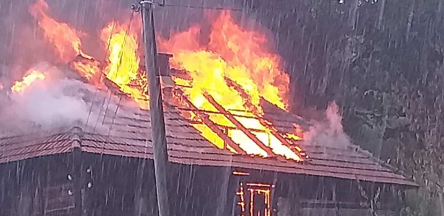 SRBINU GROM SPALIO SVE ŠTO JE IMAO Udario u banderu, kuća izgorela do temelja! (FOTO)