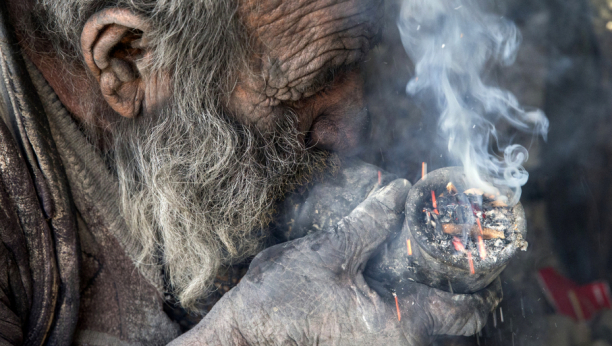 PUŠI IZMET, PIJE IZ BARE I JEDE TRULE LEŠEVE Ovo je najprljaviji čovek na svetu, kada vidite koliko decenija se nije kupao, šokiraćete se (VIDEO)