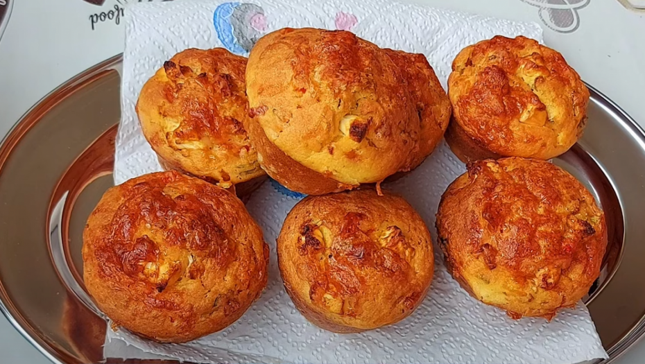 UKUS JE FENOMENALAN Mekane i neodoljive pogačice sa sirom i paprikom (VIDEO)