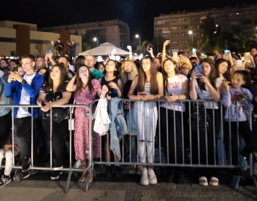 Goca Tržan nastupom na Roštiljijadi svojim šarmom i šalom fascinirala Leskovčane