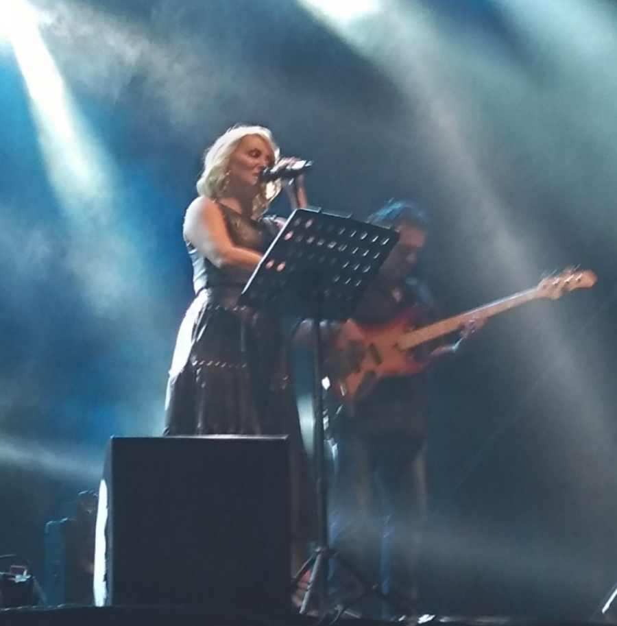 Goca Tržan nastupom na Roštiljijadi svojim šarmom i šalom fascinirala Leskovčane