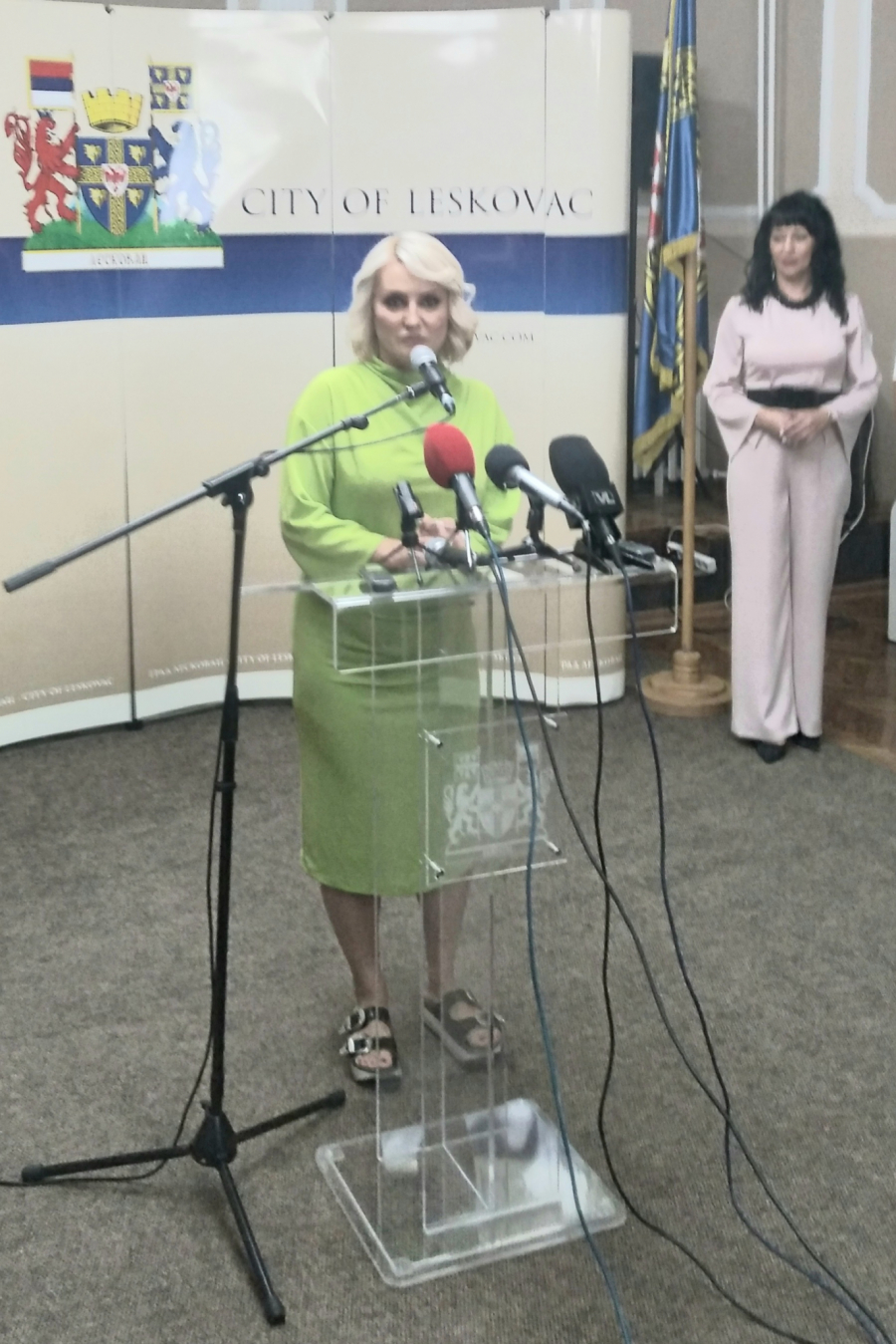 Goca Tržan nastupom na Roštiljijadi svojim šarmom i šalom fascinirala Leskovčane