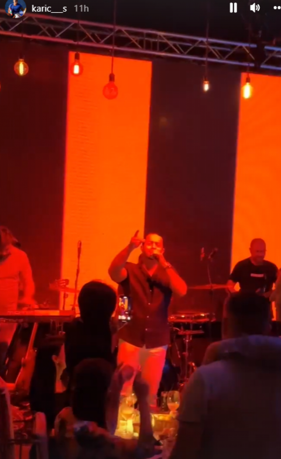 EVO SA KIM JE STEFAN DO JUTRA BIO U KAFANI Jovana je sinoć lumpovala, a ni Karić nije gubio vreme (FOTO)