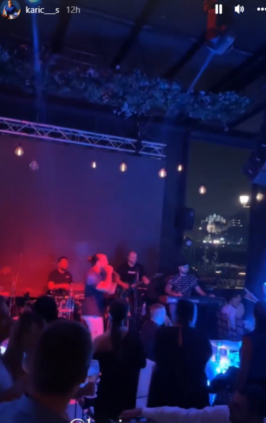 EVO SA KIM JE STEFAN DO JUTRA BIO U KAFANI Jovana je sinoć lumpovala, a ni Karić nije gubio vreme (FOTO)