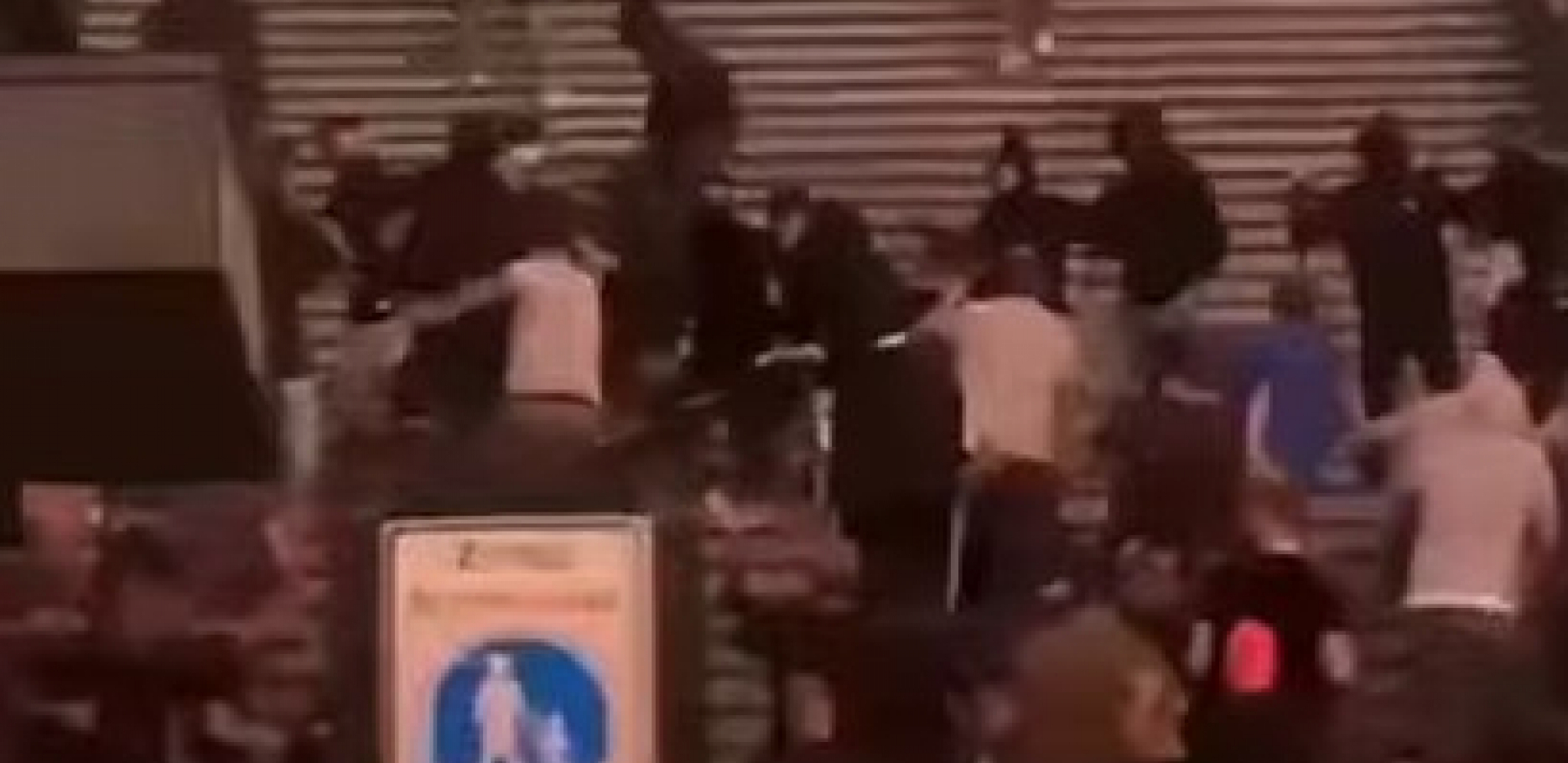 MASOVNA TUČA Sukob navijača Tventea  i Fjorentine u Enšedeu, ne zna se ko koga bije i da li ima povređenih (VIDEO)