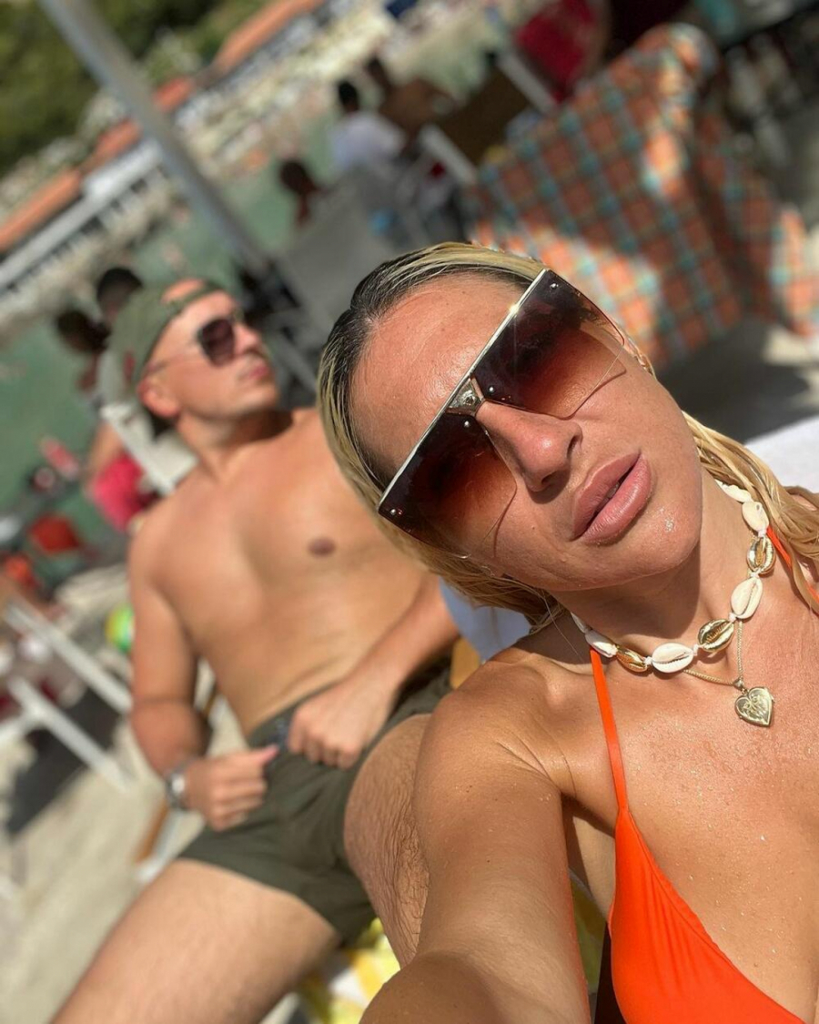 JOVANA JEREMIĆ POKAZALA ZGODNOG FRAJERA Voditeljka uživa na plaži, a društvo joj pravi on, a njena poruka je tek urnebesna (FOTO)