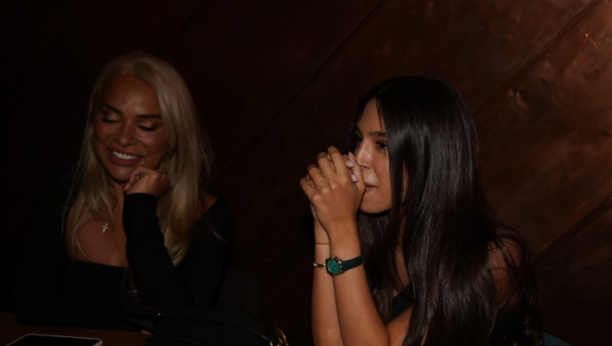 ĐINA DOŠLA DA PODRŽI VOJAŽA Ćerka Harisa Džinovića uživa u društvu reperove majke, ne razdvajaju se, a evo i gde su uhvaćeni zajedno (FOTO)