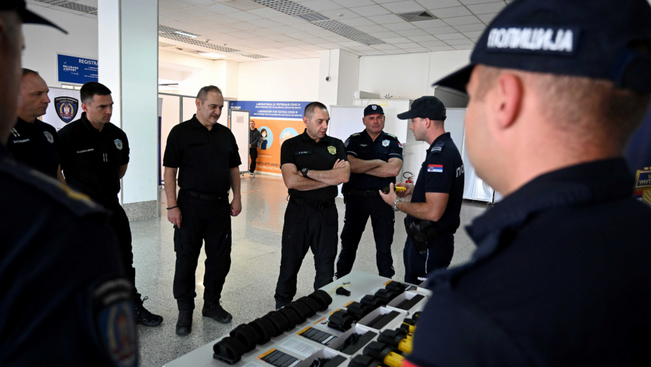 OBEZBEDILI SMO NAJSAVREMENIJU OPREMU Ministar Vulin obišao pripadnike granične policije (FOTO)