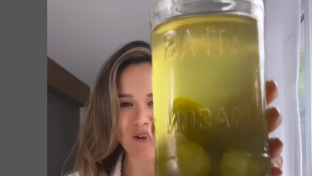 SVI BACAMO VODU OD KISELIH KRASTAVČIĆA, A NE ZNAMO KOLIKO JE KORISNA  Ukrali smo trik za pripremu omiljene hrane i oduševili se