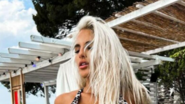 LUDO I VESELO! Sara Reljić mota stotke oko mikrofona, isplivale fotke sa proslave, lete pare (FOTO)