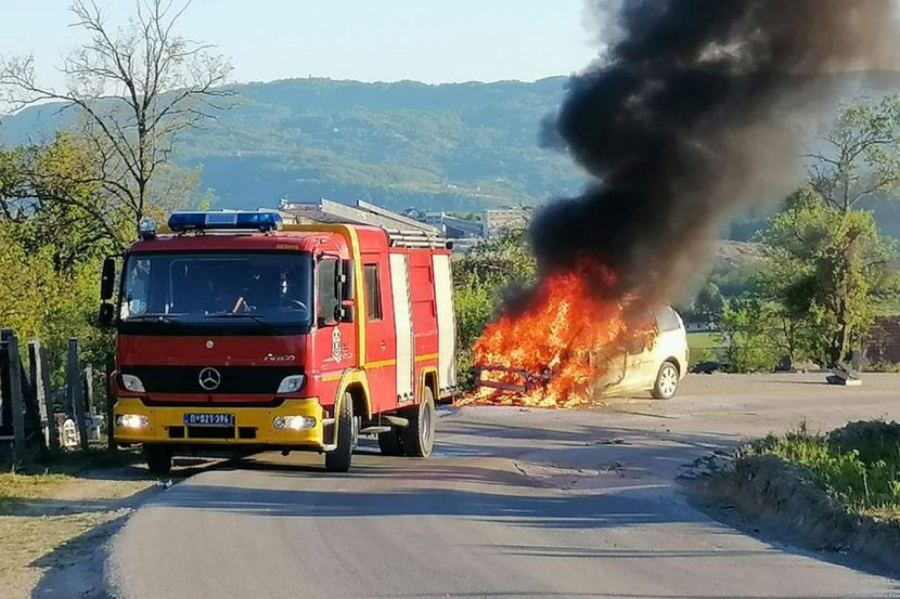 BUKTINJA NA BENZINSKOJ STANICI Automobil izgoreo u Novoj Varoši, vatrogasci sprečili veći incident (FOTO)