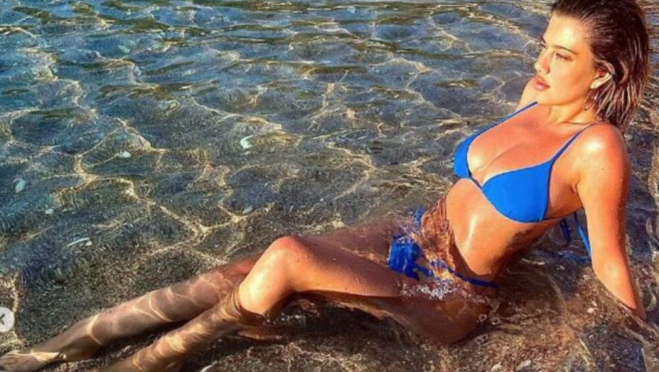 SKINULA SE KIJA KOCKAR Pevačica zapalila društvene mreže u mini bikiniju, a komentari samo pljušte (FOTO)