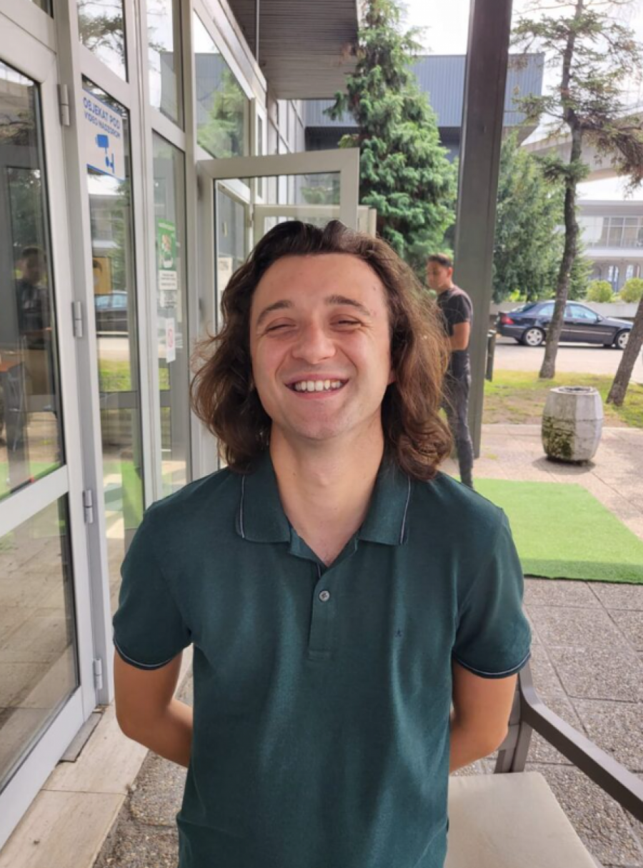 PRVI PUT NAKON MONTEVIDEA: Mali Stanoje zablistao u sitkomu “Aviodžije”, evo kako on sada izgleda (FOTO)