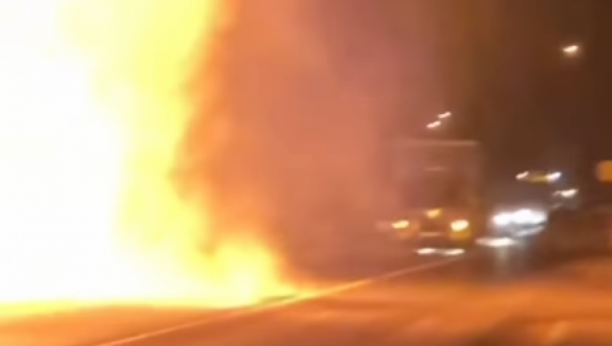 VELIKA BUKTINJA NA ULAZU U KRAGUJEVAC Gori kamion, vatrogasci se bore sa vatrenom stihijom (VIDEO)