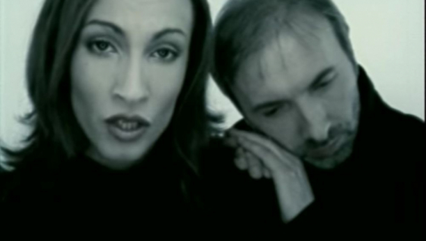 GLAMUR JE ZAMENILA ČIŠĆENJEM ŠTALE Pevačica se nakon razvoda odala porocima, nestala, a onda donela nesvakidašnju odluku