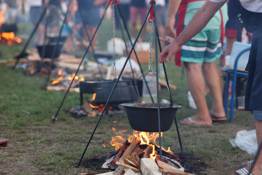 POČELI VELIKOGOSPOJINSKI DANI Novobečejci najbolji u kuvanju riblje čorbe, a večeras Celtsi, Nele i Atomsko sklonište (FOTO)