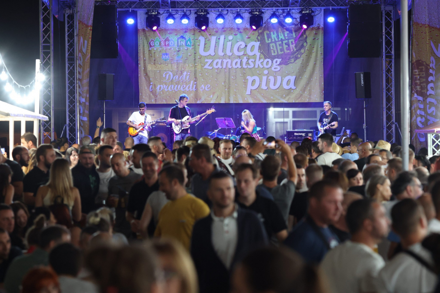 POČELI VELIKOGOSPOJINSKI DANI Novobečejci najbolji u kuvanju riblje čorbe, a večeras Celtsi, Nele i Atomsko sklonište (FOTO)