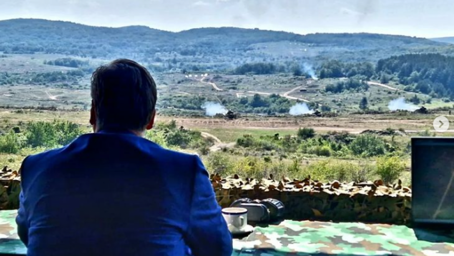"HVALA ZA HRABROST I LJUBAV PREMA OTADŽBINI" Vučić prisustvuje združenoj vežbi sa bojevim gađanjem snaga VS i MUP-a (FOTO)