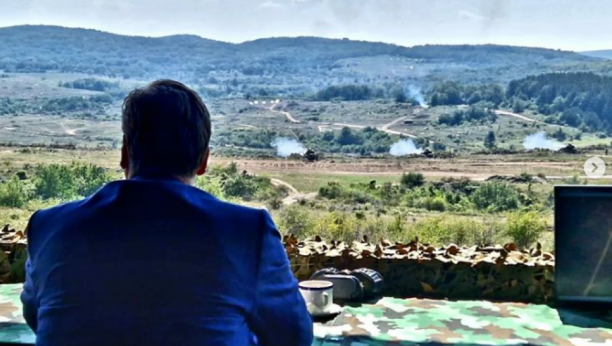 "HVALA ZA HRABROST I LJUBAV PREMA OTADŽBINI" Vučić prisustvuje združenoj vežbi sa bojevim gađanjem snaga VS i MUP-a (FOTO)