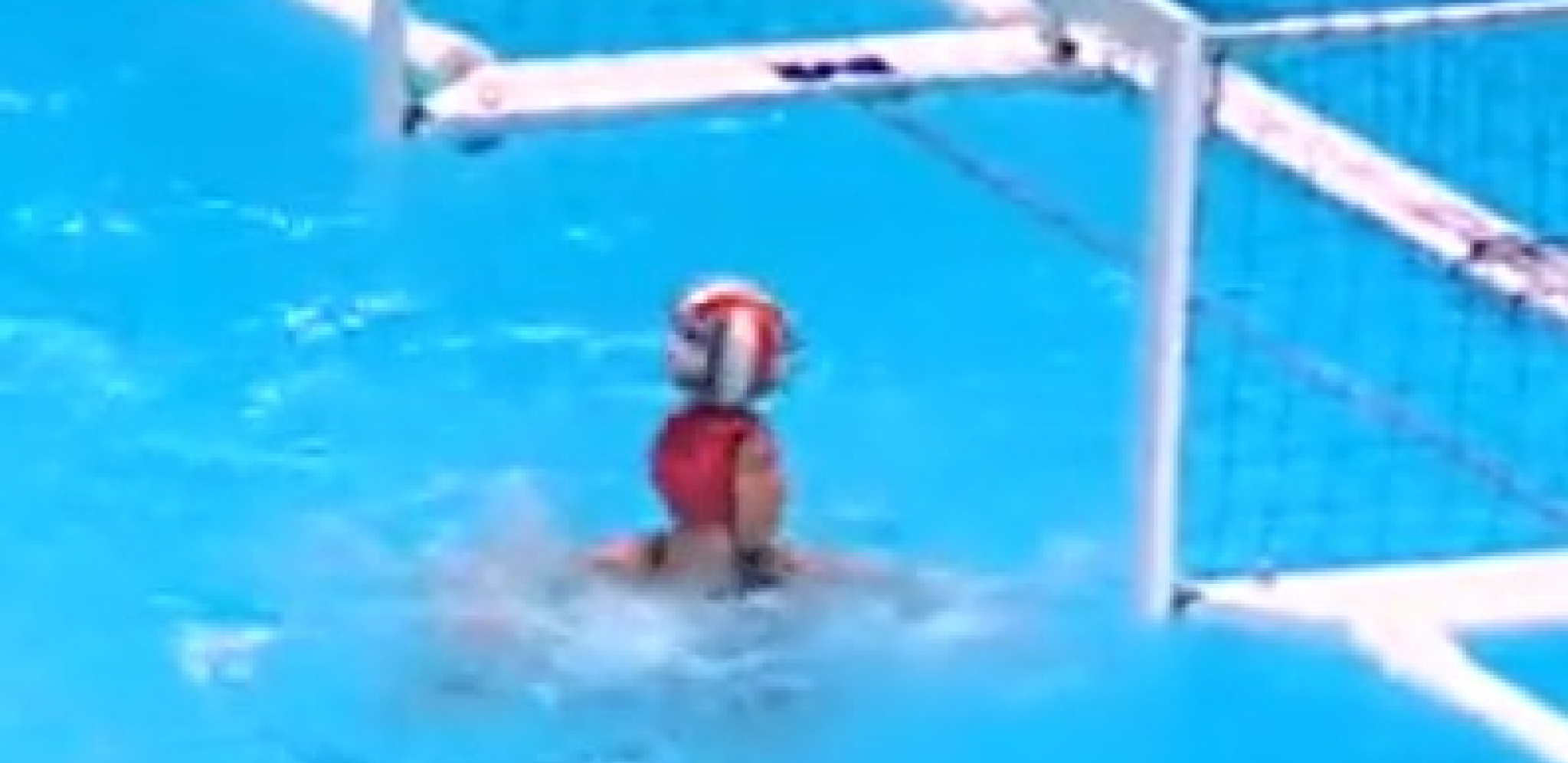 OVO SE RETKO VIĐA Pogodak naše vaterpolistkinje postao hit na društvenim mrežama, golman nije znao gde se lopta nalazi (VIDEO)