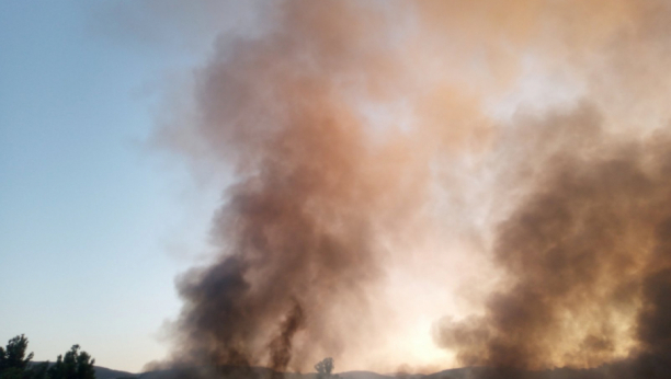 VELIKI POŽAR KOD TOPOLE Zapalila se deponija, dim prekrio čitav kraj (VIDEO)