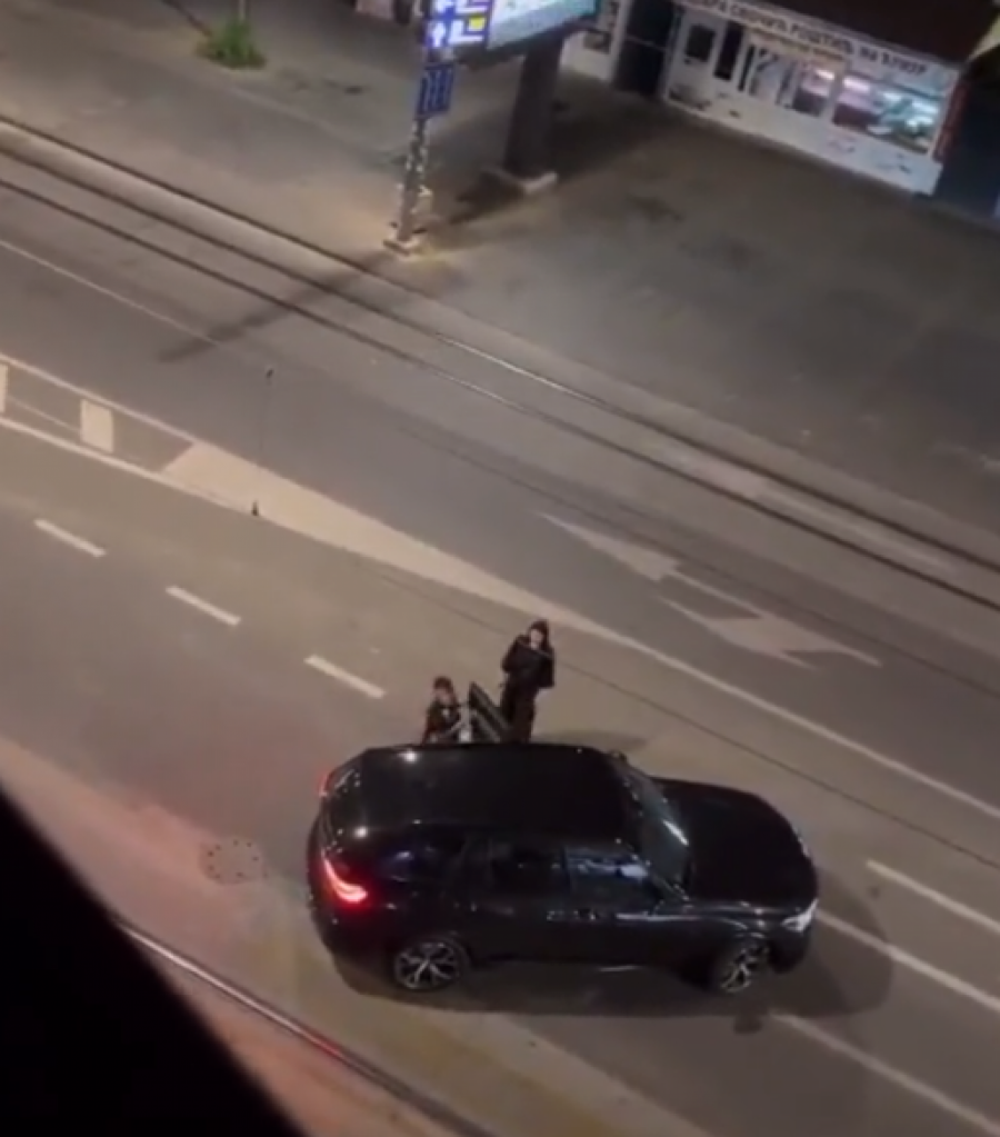 ŠERIFOVIĆKA SLOMILA SEBI RUKU? Pevačica doživela slom kada je saznala da je partnerka prevarila?