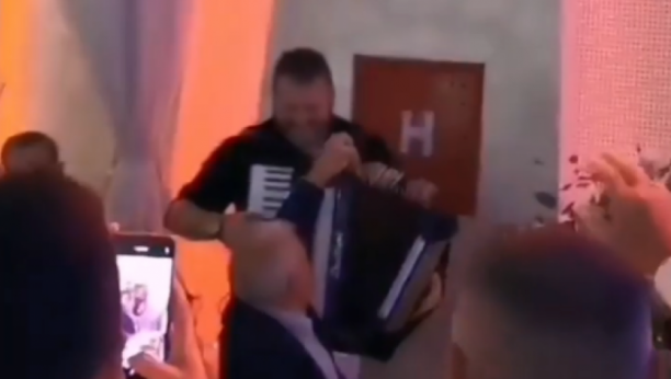 ŽOC PONOVO U TRANSU Trener Partizana uživao na veselju, a onda je krenula dobro poznata pesma (VIDEO)