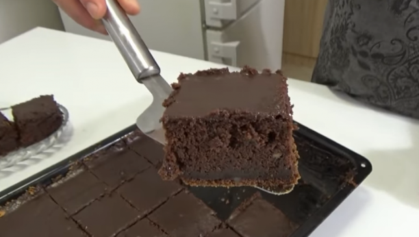 ŽENE U SRBIJI SU POLUDELE ZA "CRNCEM BEZ JAJA" Kontroverzan naziv ovog kolača je privukao mnoge domaćice (RECEPT)