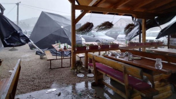 APOKALIPTIČNE SCENE NEVREMENA NA MANJAČI Oluja nosi sve pred sobom, lomi šatore, baca stvari sa stolova (VIDEO)
