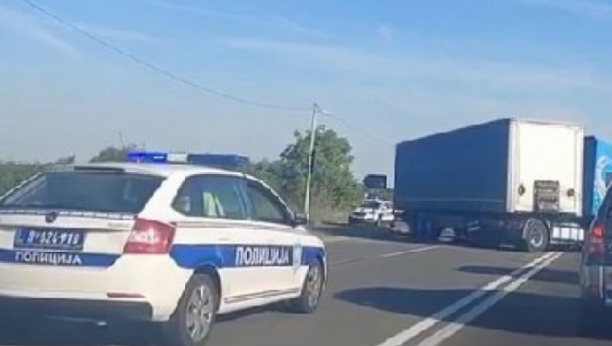 JEZIVA NESREĆA KOD FOČE Beograđanin teško povređen u sudaru automobila i kamiona!